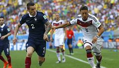 Mesut Özil uniká po k�ídle. Sna�í se ho zastavit Francouz Mathieu Debuchy.