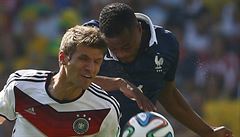 Thomas Müller (vlevo) v hlavi�kovém souboji s Patricem Evrou.