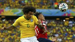 Souboj ve vzduchu. Marcelo (vlevo) a Juan Cuadrado.