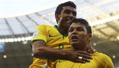Paulinho (vlevo) a Thiago Silva oslavují gól do sít Kolumbie.