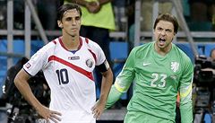 Bryan Ruiz (vlevo) z Kostariky a Tim Krul.