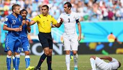 Rozhodčí Marco Rodríguez v utkání mezi Itálií a Uruguayí. | na serveru Lidovky.cz | aktuální zprávy