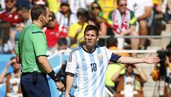 Lionel Messi diskutuje s rozhod�ím.