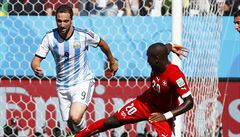 Johan Djourou se sna�í zastavit argentinský útok.