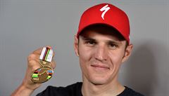 Cyklista Jaroslav Kulhavý pózuje zlatou medailí po návratu z maratonského...