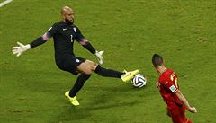 Americký branká Tim Howard vyráí mí pi belgické anci.