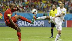 Belgický zadák Vincent Kompany bojuje o mí� proti Clintu Dempseymu z USA.