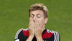 UNMÖGLICH. N�mecký fotbalista Toni Kroos jako by nemohl uv��it, �e dal Brazílii...