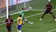 ZÁKROK. N�mecký branká� Michael Neuer zlikvidoval v semifinále MS také �anci...