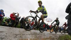 Balík jezdc projídí v nároných podmínkách pátou etapou Tour de France.