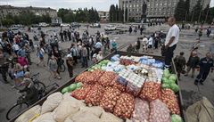 Distribuce potravin obyvatel�m Slavjansku, z n�ho� ukrajinská armáda vyhnala...