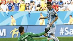 Thibaut Courtois vychytává �anci Lionela Messiho.