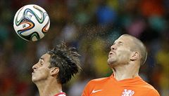 Nizozemec Ron Vlaar a Bryan Ruiz z Kostariky v hlavikovém souboji.