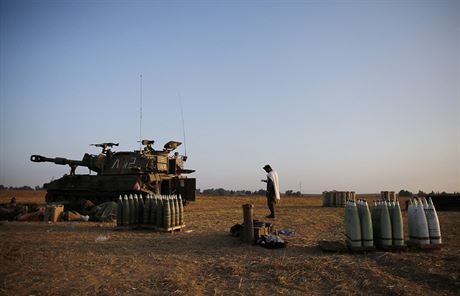 Modlící se izraelský voják poblí pásma Gazy.