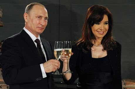 Vladimir Putin pipíjí s argentinskou prezidentkou Cristinou Fernandez