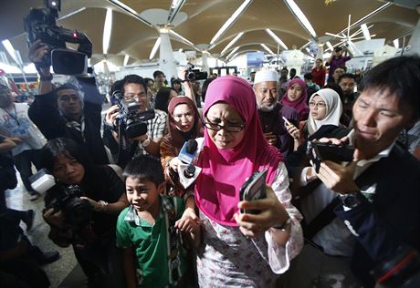 Malajsk rodiny zjiuj, e na palub pi letu MH 17 zahynuli jejich pbuzn