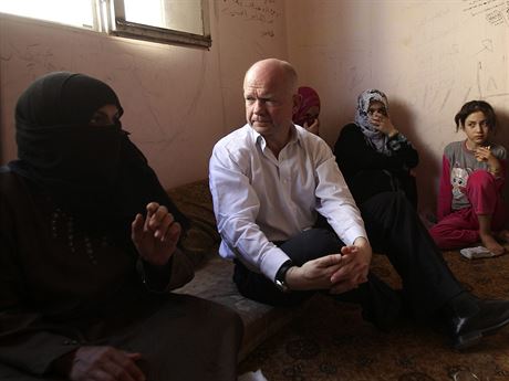 Bývalý britský ministr zahranií William Hague v syrském uteeneckém táboe v...