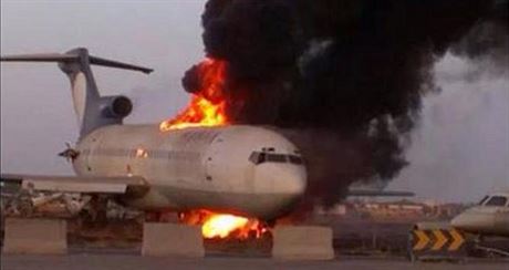 Hoící letadlo po útoku na letit v Tripolisu.