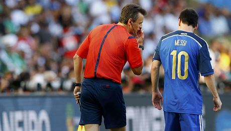 Argentinec Lionel Messi v diskuzi s rozhodím.