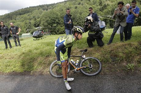 Alberto Contador po pádu odstoupil z Tour de France.