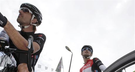 Fabian Cancellara (vlevo) ped startem deváté etapy Tour de France.