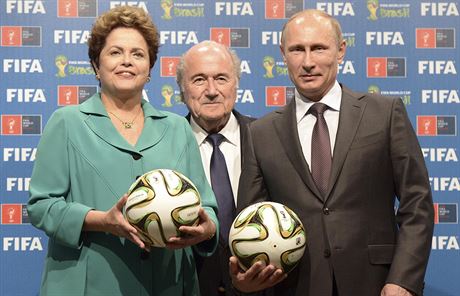 Ruský prezident Vladimir Putin pevzal za dohledu éfa FIFA Seppa Blattera od...