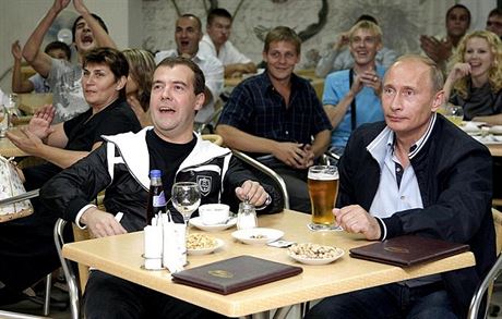 Dmitrij Medvedv a Vladimir Putin pi sledování fotbalového utkání.
