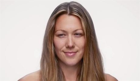 Zpvaka Colbie Caillat ve videoklipu bez make-upu.