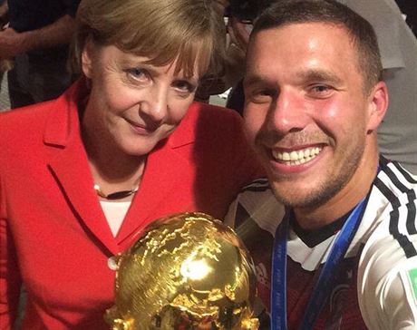 Lukas Podolski zveejnil na svém twitterovém útu selfie s trofejí a Angelou...