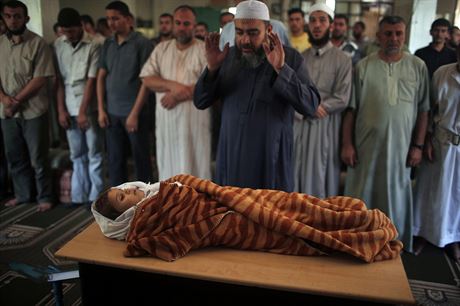 Palestinci se modlí nad tlem tyleté Jasmíny, která podle palestinských...