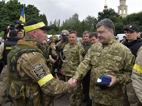 Ukrajinský prezident Petro Poroenko (vpravo) zdraví písluníka ukrajinské...