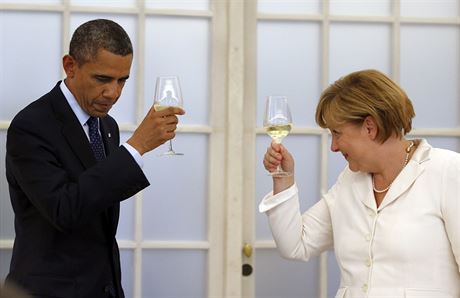 Německá kancléřka Angela Merkelová si připíjí s americkým prezidentem Barackem...