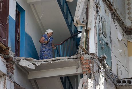 ena stoup po schodech vybombardovanho domu ve vchodoukrajinskm msteku...