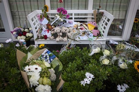 Hraky, kvtiny a vzkazy ped domem rodiny, kter umela po sesteln letu MH17.