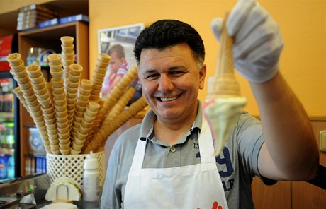 Makedonec Turan Redzepi v cukrárn