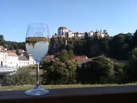 Barokní zámek tyící se na skále i místní víno - lákadla jihomoravského Vranova...
