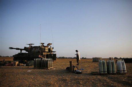 Modlící se izraelský voják poblí pásma Gazy.