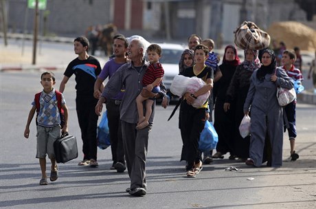 Tisíce Palestinc prchají z Pásma Gazy, Abbás prosí OSN o pomoc