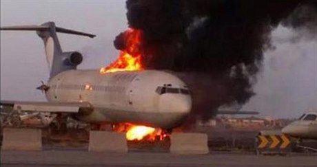 Hoící letadlo po útoku na letit v Tripolisu.