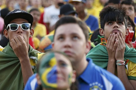 Brazilští fanoušci při sledování semifinálového zápasu proti Německu, který 8....