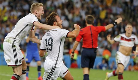 Němečtí fotbalisté oslavují vstřelenou branku.