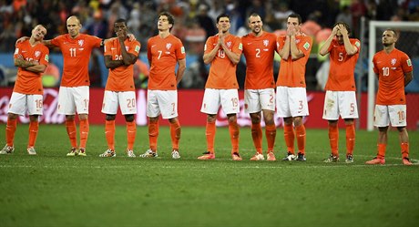 Nizozemští fotbalisté sledují penaltový rozstřel.