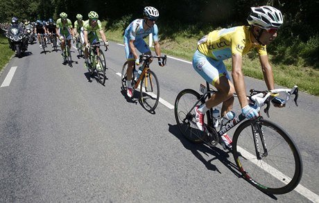 Vincenzo Nibali v ele pelotonu.