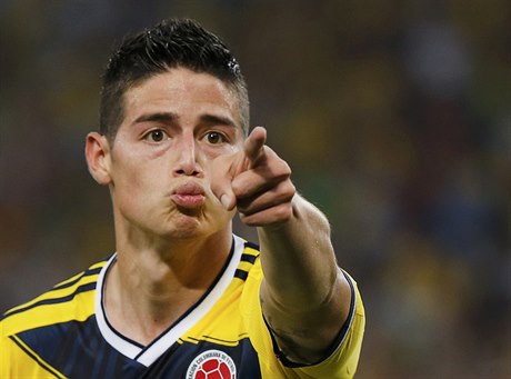 Kolumbijský objev mistrovství James Rodriguez slaví jeden ze svých šesti gólů...