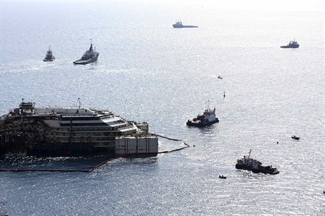 Costa Concordia obklopená vlenými lodmi.