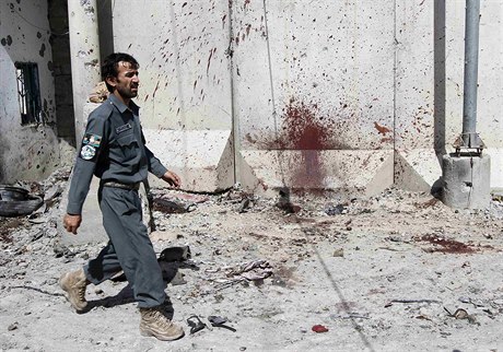 Afghánský policista na místě, jež se stalo obětí útoku Talibanců.