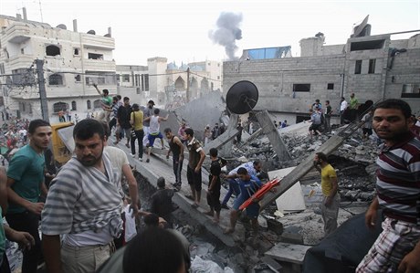 Izraelské letecké údery na Pásmo Gazy. Tamní obyvatelé pátrají v troskách...