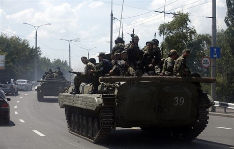 Ozbrojení prorutí rebelové projídjí Donckem (ilustraní fotografie).