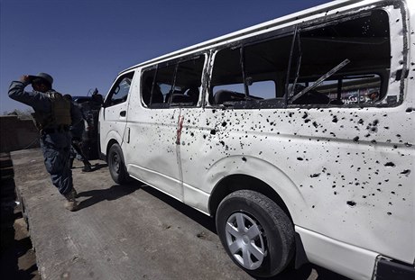 Afghánský policista na míst výbuchu (ilustraní fotografie).