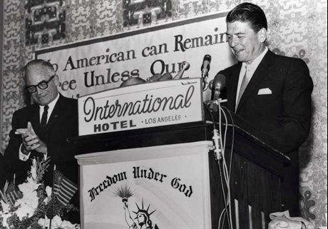Ronald Reagan podpoil v Los Angeles v roce 1964  nominaci Barryho Goldwatera...